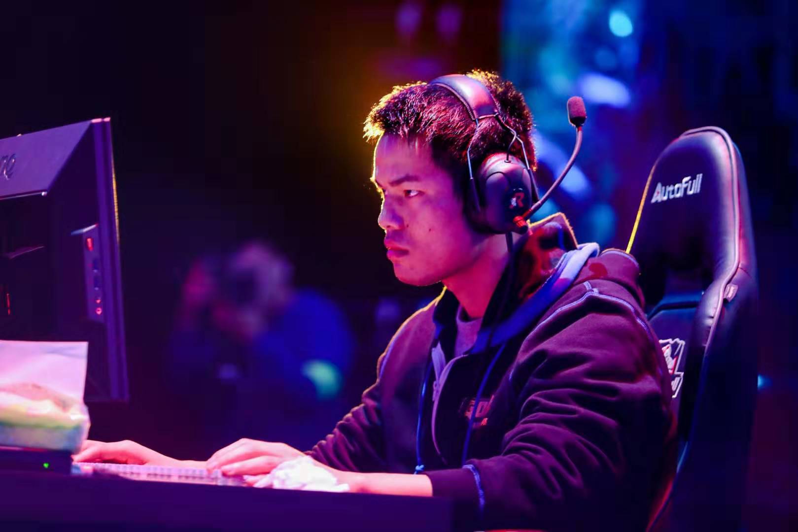 也暴露了中 也暴露了中